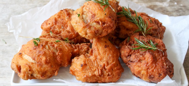 Курица в кляре — вкусные рецепты хрустящих крылышек, ножек и отбивных