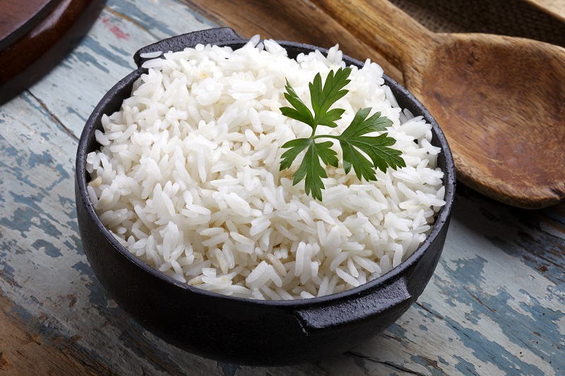 97 % людей варят рис неправильно! В том числе опытные повара не знают, как удалить мышьяк из любого риса. Рис нужно как минимум промывать в проточной воде, пока не уйдет вся белая мучка.
