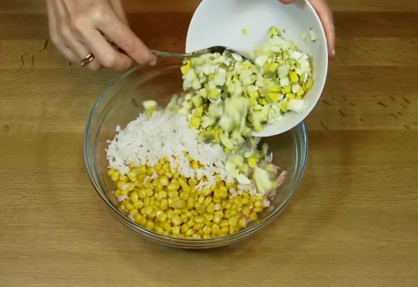 Салат с крабовыми палочками и кукурузой. Классические рецепты очень вкусного салата с крабовыми палочками