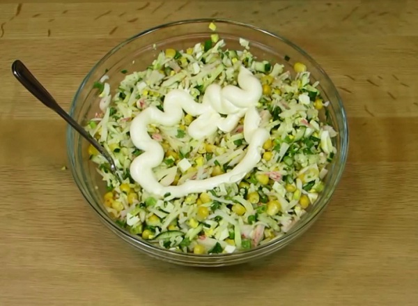Салат с крабовыми палочками и кукурузой. Классические рецепты очень вкусного салата с крабовыми палочками