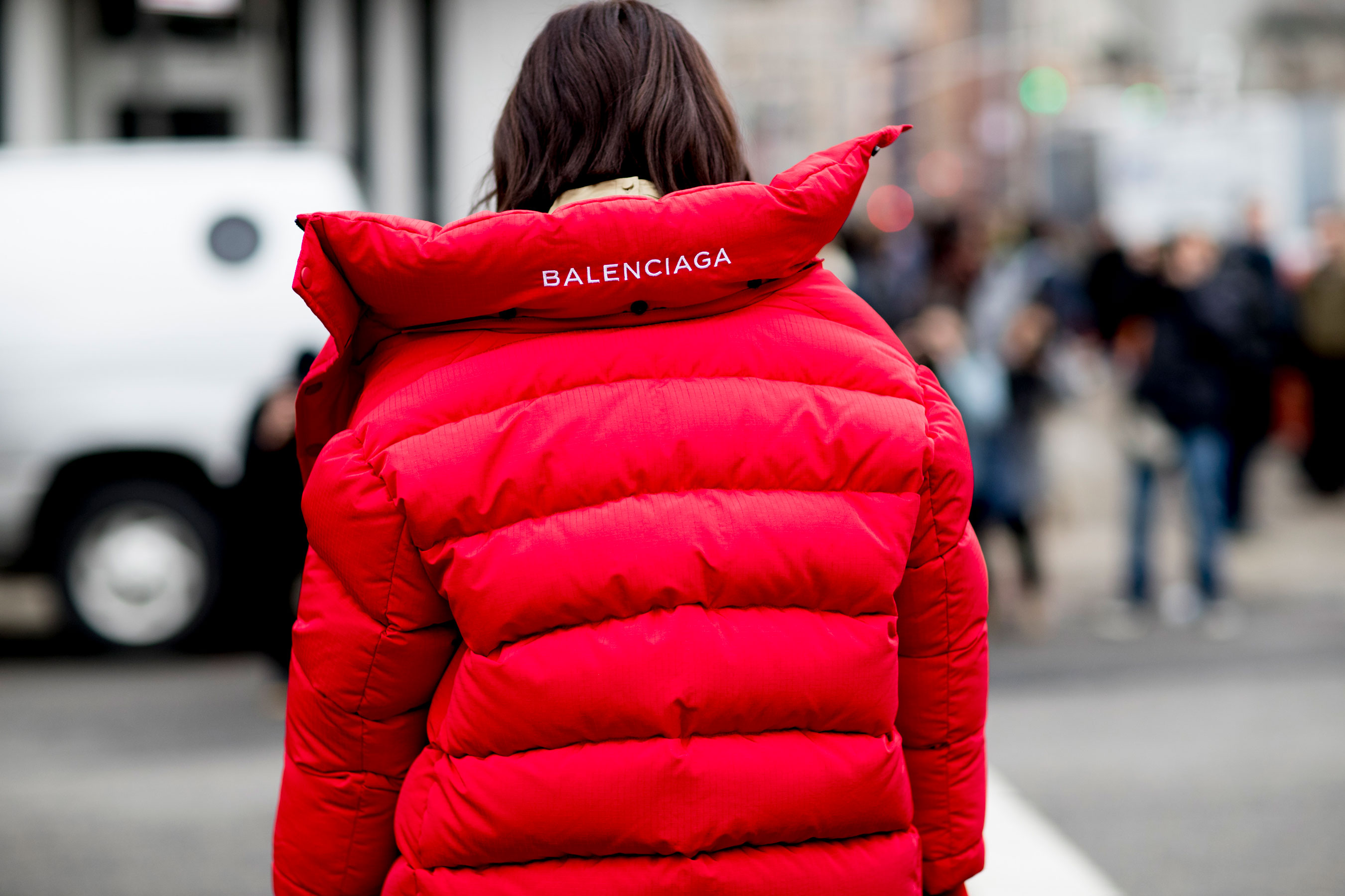 Красный пуховик Balenciaga