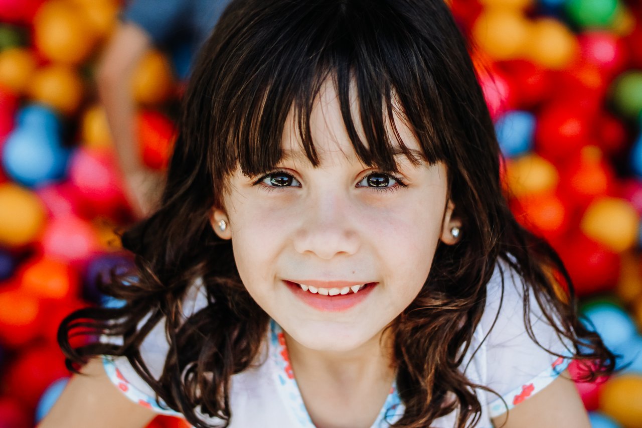 Ребенок скрежет. Фотографии растущих детей. Children smile.